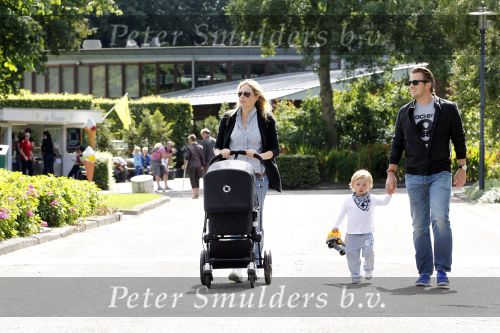 Amsterdam 5 augustus 2010
Renate Verbaan Winston Gerschtanowitz voor het eerst buiten met hun zoontje Benjamin en zoontje Julian.
Peter Smulders bv