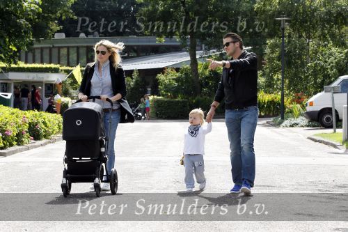 Amsterdam 5 augustus 2010
Renate Verbaan Winston Gerschtanowitz voor het eerst buiten met hun zoontje Benjamin en zoontje Julian.
Peter Smulders bv