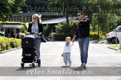 Amsterdam 5 augustus 2010
Renate Verbaan Winston Gerschtanowitz voor het eerst buiten met hun zoontje Benjamin en zoontje Julian.
Peter Smulders bv