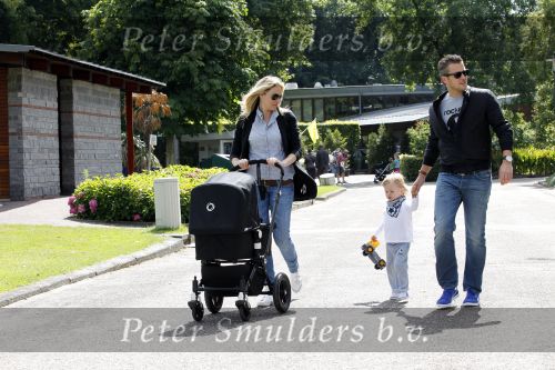 Amsterdam 5 augustus 2010
Renate Verbaan Winston Gerschtanowitz voor het eerst buiten met hun zoontje Benjamin en zoontje Julian.
Peter Smulders bv