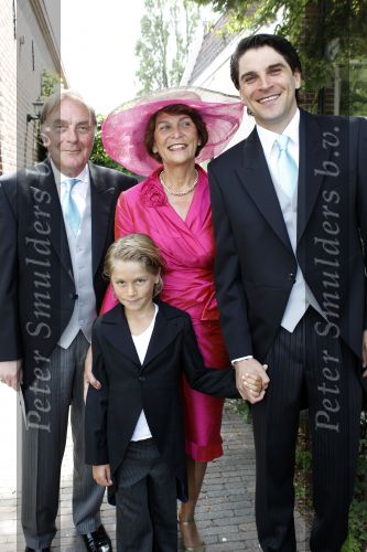 Amstelveen 1 juli 2010
Xander de Buisonje en Sophie trouwen in hun tuin. Zoontje Sem v Dijk geeft de ringen. ouders Xander
Peter Smulders bv