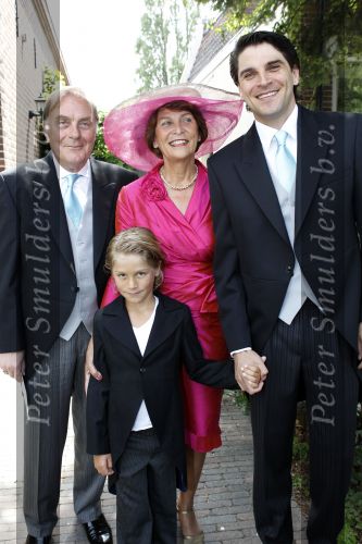 Amstelveen 1 juli 2010
Xander de Buisonje en Sophie trouwen in hun tuin. Zoontje Sem v Dijk geeft de ringen. ouders Xander
Peter Smulders bv