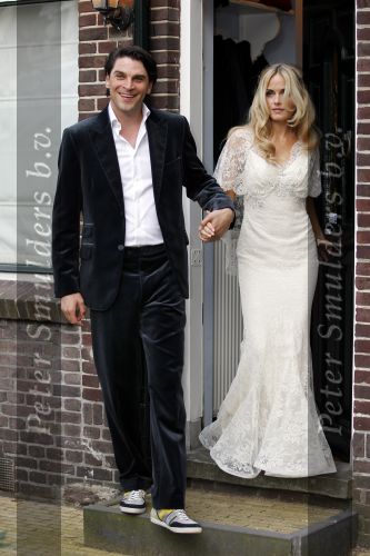 Amstelveen 1 juli 2010
Xander de Buisonje en Sophie trouwen in hun tuin. Zoontje Sem v Dijk geeft de ringen.
Peter Smulders bv