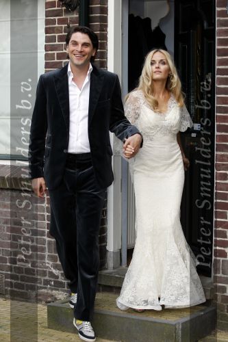 Amstelveen 1 juli 2010
Xander de Buisonje en Sophie trouwen in hun tuin. Zoontje Sem v Dijk geeft de ringen.
Peter Smulders bv
