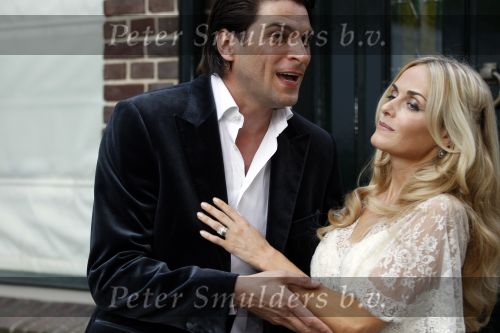 Amstelveen 1 juli 2010
Xander de Buisonje en Sophie trouwen in hun tuin. Zoontje Sem v Dijk geeft de ringen.
Peter Smulders bv