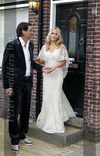 Amstelveen 1 juli 2010
Xander de Buisonje en Sophie trouwen in hun tuin. Zoontje Sem v Dijk geeft de ringen.
Peter Smulders bv