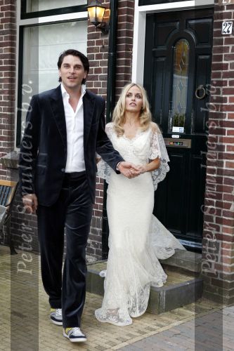 Amstelveen 1 juli 2010
Xander de Buisonje en Sophie trouwen in hun tuin. Zoontje Sem v Dijk geeft de ringen.
Peter Smulders bv
