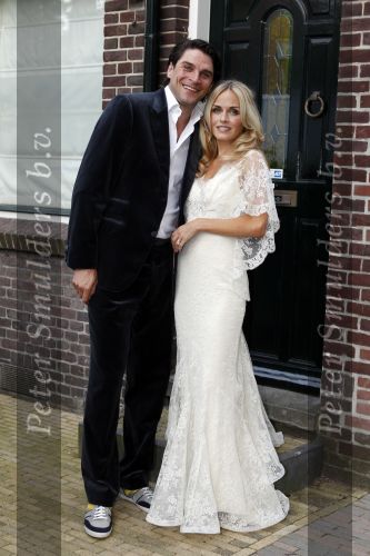 Amstelveen 1 juli 2010
Xander de Buisonje en Sophie trouwen in hun tuin. Zoontje Sem v Dijk geeft de ringen.
Peter Smulders bv