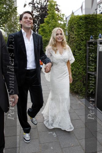 Amstelveen 1 juli 2010
Xander de Buisonje en Sophie trouwen in hun tuin. Zoontje Sem v Dijk geeft de ringen.
Peter Smulders bv