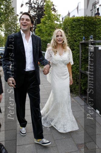 Amstelveen 1 juli 2010
Xander de Buisonje en Sophie trouwen in hun tuin. Zoontje Sem v Dijk geeft de ringen.
Peter Smulders bv