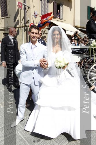 Sienna 17 juli 2010
Yolanthe Cabau v Kasbergen en Wesley Sneijder trouwen in Italie. Yolnathe met haar broer Xavier die haar weg gaf
Peter Smulders bv