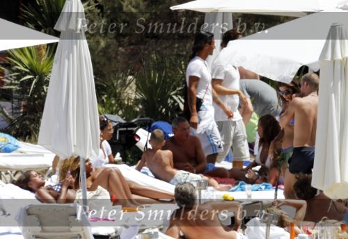 Ibiza 28 juli 2010
Wesley Sneijder en Yolanthe Cabau Sneijder op het strand bij Blue Marlin op hun huwelijksreis. Ze hebben een huis gehuurd op ibiza.
Peter Smulders bv