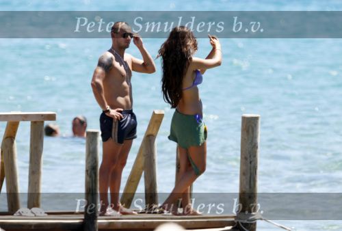 Ibiza 28 juli 2010
Wesley Sneijder en Yolanthe Cabau Sneijder op het strand bij Blue Marlin op hun huwelijksreis. Ze hebben een huis gehuurd op ibiza.
Peter Smulders bv