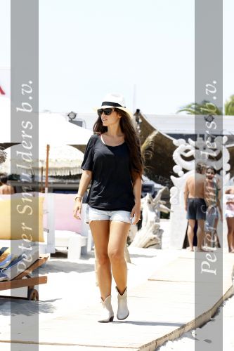 Ibiza 29 juli 2010
Yolanthe Sneijder Cabau en Wesley Sneijder vieren een gedeelte van hun huwelijksreis met vrienden op ibiza.
Peter Smulders bv
