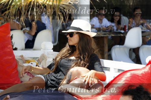 Ibiza 29 juli 2010
Yolanthe Sneijder Cabau en Wesley Sneijder vieren een gedeelte van hun huwelijksreis met vrienden op ibiza.
Peter Smulders bv