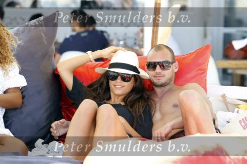 Ibiza 29 juli 2010
Yolanthe Sneijder Cabau en Wesley Sneijder vieren een gedeelte van hun huwelijksreis met vrienden op ibiza.
Peter Smulders bv