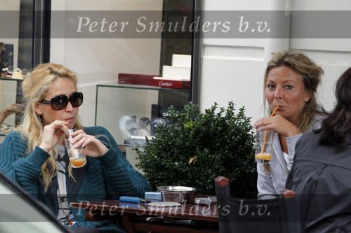 Amsterdam 12 september 2010
Zangeres Do (Dominique v Hulst) met een vriendin op terras op de pc.
Peter Smulders bv