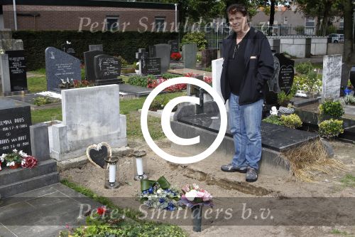 Eindhoven, 13 September 2011
De Eindhovense zanger Andy de Witt (Ad v d Hurk), die zijn DNA heeft afgestaan voor de moord op zijn dochter.
Hier bij het lege graf van zijn dochter
Foto Peter Smulders BV