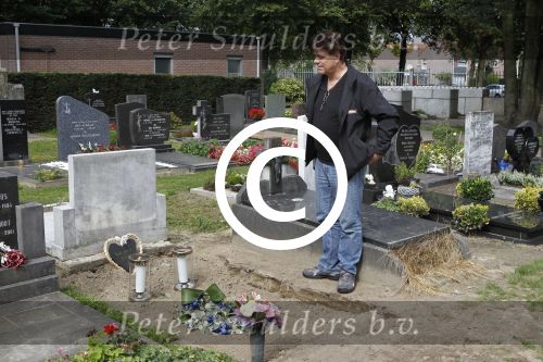 Eindhoven, 13 September 2011
De Eindhovense zanger Andy de Witt (Ad v d Hurk), die zijn DNA heeft afgestaan voor de moord op zijn dochter.
Hier bij het lege graf van zijn dochter
Foto Peter Smulders BV