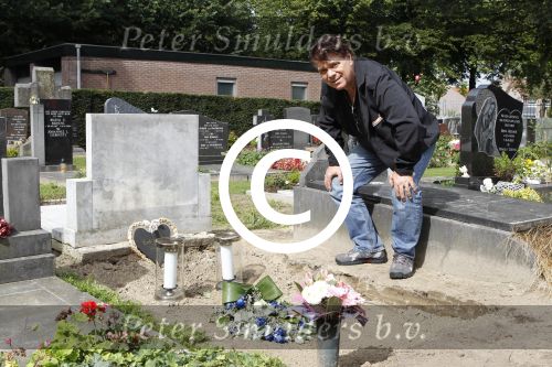 Eindhoven, 13 September 2011
De Eindhovense zanger Andy de Witt (Ad v d Hurk), die zijn DNA heeft afgestaan voor de moord op zijn dochter.
Hier bij het lege graf van zijn dochter
Foto Peter Smulders BV