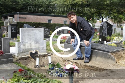 Eindhoven, 13 September 2011
De Eindhovense zanger Andy de Witt (Ad v d Hurk), die zijn DNA heeft afgestaan voor de moord op zijn dochter.
Hier bij het lege graf van zijn dochter
Foto Peter Smulders BV