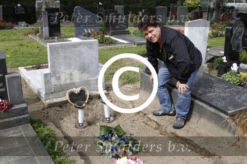 Eindhoven, 13 September 2011
De Eindhovense zanger Andy de Witt (Ad v d Hurk), die zijn DNA heeft afgestaan voor de moord op zijn dochter.
Hier bij het lege graf van zijn dochter
Foto Peter Smulders BV