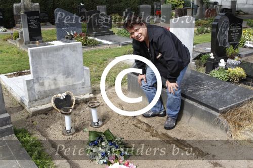 Eindhoven, 13 September 2011
De Eindhovense zanger Andy de Witt (Ad v d Hurk), die zijn DNA heeft afgestaan voor de moord op zijn dochter.
Hier bij het lege graf van zijn dochter
Foto Peter Smulders BV