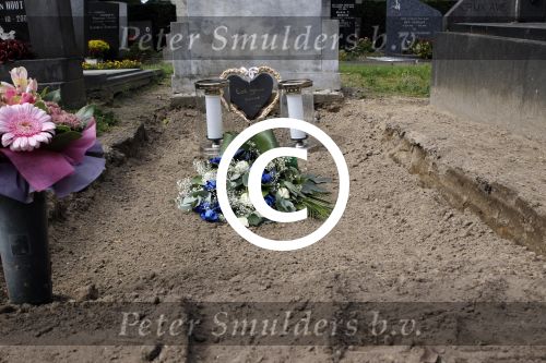 Eindhoven, 13 September 2011
De Eindhovense zanger Andy de Witt (Ad v d Hurk), die zijn DNA heeft afgestaan voor de moord op zijn dochter.
Hier bij het lege graf van zijn dochter
Foto Peter Smulders BV