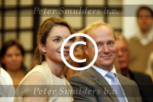 Den Haag 12 september 2011
Presentatie boek Annemarie Gualtherie van Weezel in nieuwspoort. Prins Carlos en Prinses irene zijn aanwezig als mede haat ouders. Neelie Kroes ontvangt het eerste boek in nieuwspoort.
Peter Smulders bv