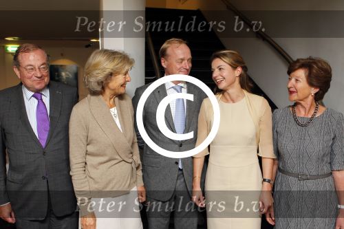Den Haag 12 september 2011
Presentatie boek Annemarie Gualtherie van Weezel in nieuwspoort. Prins Carlos en Prinses irene zijn aanwezig als mede haat ouders. Neelie Kroes ontvangt het eerste boek in nieuwspoort.
Peter Smulders bv