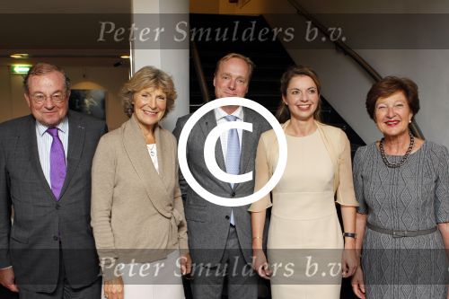 Den Haag 12 september 2011
Presentatie boek Annemarie Gualtherie van Weezel in nieuwspoort. Prins Carlos en Prinses irene zijn aanwezig als mede haat ouders. Neelie Kroes ontvangt het eerste boek in nieuwspoort.
Peter Smulders bv