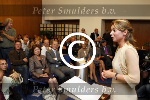 Den Haag 12 september 2011
Presentatie boek Annemarie Gualtherie van Weezel in nieuwspoort. Prins Carlos en Prinses irene zijn aanwezig als mede haat ouders. Neelie Kroes ontvangt het eerste boek in nieuwspoort.
Peter Smulders bv