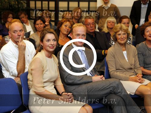 Den Haag 12 september 2011
Presentatie boek Annemarie Gualtherie van Weezel in nieuwspoort. Prins Carlos en Prinses irene zijn aanwezig als mede haat ouders. Neelie Kroes ontvangt het eerste boek in nieuwspoort.
Peter Smulders bv
