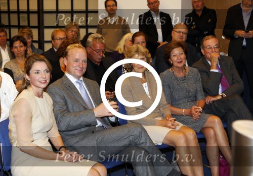 Den Haag 12 september 2011
Presentatie boek Annemarie Gualtherie van Weezel in nieuwspoort. Prins Carlos en Prinses irene zijn aanwezig als mede haat ouders. Neelie Kroes ontvangt het eerste boek in nieuwspoort.
Peter Smulders bv