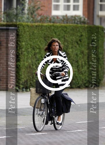 Amsterdam 30 augustus 2011
Astrid Joosten doet boodschappen op de fiets.
Peter Smulders bv