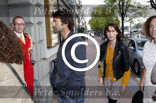 Amsterdam 25 augustus 2011
Carice v Houten en haar vriend John de Kanter gaan naar show van Hans klok in Carre. Ook Antoinette Beumer is erbij.
Peter Smulders bv