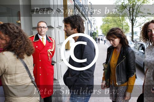 Amsterdam 25 augustus 2011
Carice v Houten en haar vriend John de Kanter gaan naar show van Hans klok in Carre. Ook Antoinette Beumer is erbij.
Peter Smulders bv