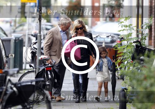 Amsterdam 5 september 2011
Hans en Connie Breukhoven brengen hun kleinkinderen Soraiya en Sammie naar het kinderdagverblijf.
Peter Smulders bv