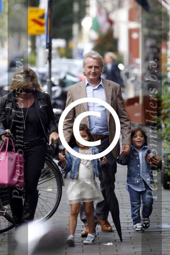 Amsterdam 5 september 2011
Hans en Connie Breukhoven brengen hun kleinkinderen Soraiya en Sammie naar het kinderdagverblijf.
Peter Smulders bv