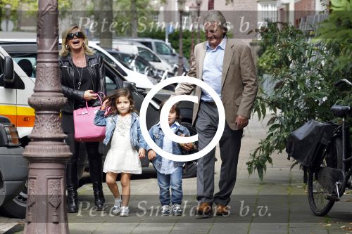 Amsterdam 5 september 2011
Hans en Connie Breukhoven brengen hun kleinkinderen Soraiya en Sammie naar het kinderdagverblijf.
Peter Smulders bv