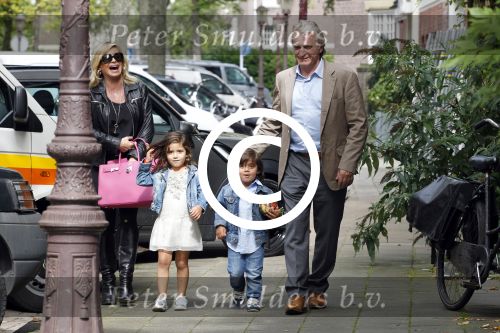 Amsterdam 5 september 2011
Hans en Connie Breukhoven brengen hun kleinkinderen Soraiya en Sammie naar het kinderdagverblijf.
Peter Smulders bv