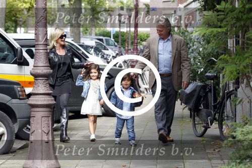 Amsterdam 5 september 2011
Hans en Connie Breukhoven brengen hun kleinkinderen Soraiya en Sammie naar het kinderdagverblijf.
Peter Smulders bv