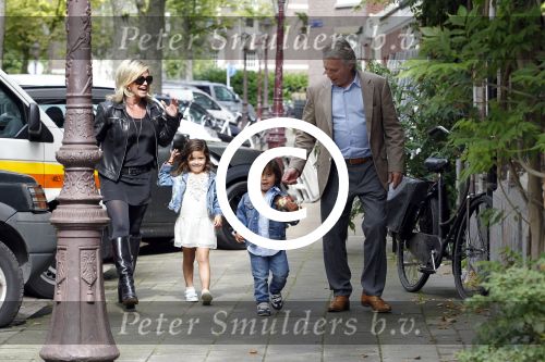 Amsterdam 5 september 2011
Hans en Connie Breukhoven brengen hun kleinkinderen Soraiya en Sammie naar het kinderdagverblijf.
Peter Smulders bv