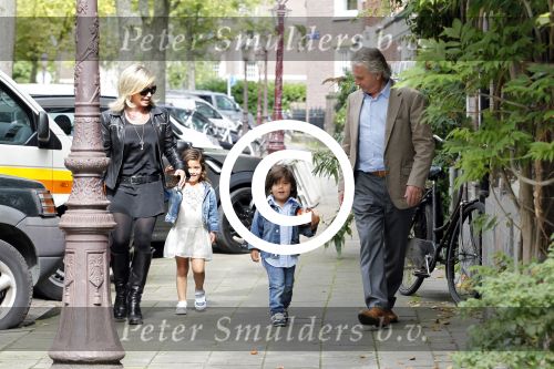 Amsterdam 5 september 2011
Hans en Connie Breukhoven brengen hun kleinkinderen Soraiya en Sammie naar het kinderdagverblijf.
Peter Smulders bv