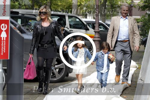 Amsterdam 5 september 2011
Hans en Connie Breukhoven brengen hun kleinkinderen Soraiya en Sammie naar het kinderdagverblijf.
Peter Smulders bv
