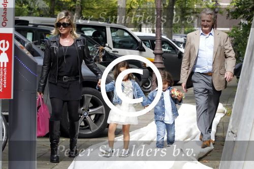 Amsterdam 5 september 2011
Hans en Connie Breukhoven brengen hun kleinkinderen Soraiya en Sammie naar het kinderdagverblijf.
Peter Smulders bv