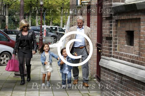 Amsterdam 5 september 2011
Hans en Connie Breukhoven brengen hun kleinkinderen Soraiya en Sammie naar het kinderdagverblijf.
Peter Smulders bv