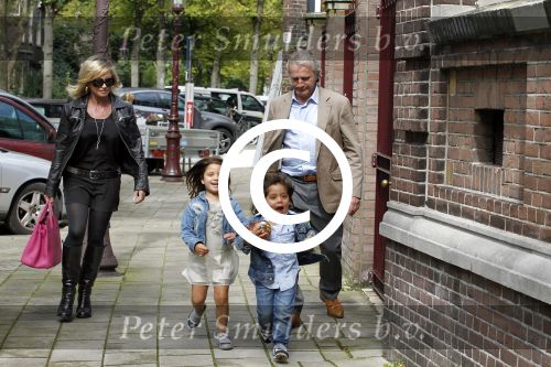 Amsterdam 5 september 2011
Hans en Connie Breukhoven brengen hun kleinkinderen Soraiya en Sammie naar het kinderdagverblijf.
Peter Smulders bv