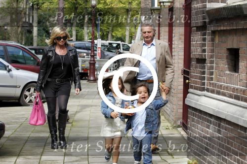 Amsterdam 5 september 2011
Hans en Connie Breukhoven brengen hun kleinkinderen Soraiya en Sammie naar het kinderdagverblijf.
Peter Smulders bv