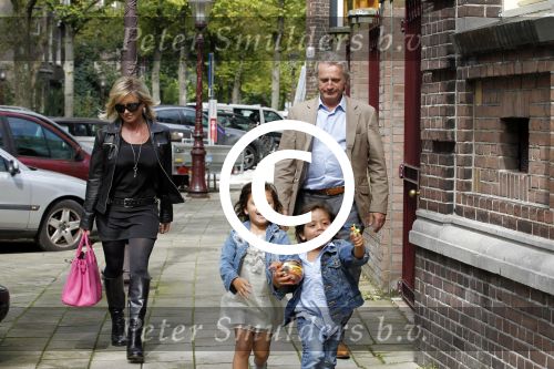 Amsterdam 5 september 2011
Hans en Connie Breukhoven brengen hun kleinkinderen Soraiya en Sammie naar het kinderdagverblijf.
Peter Smulders bv